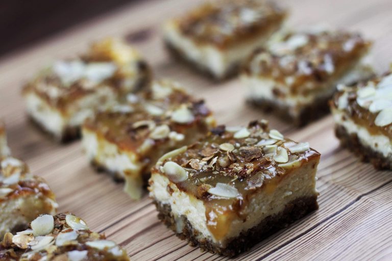 Škoricový cheesecake s karamelom